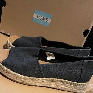 Toms Sandel wedges size 6 . Canvas black new w/o